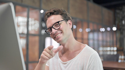 Obraz premium Close Up Shoot Cheerful Guy Pointing Finger at Camera