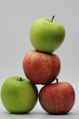 Apfelturm aus roten und grünen Apfeln (4) - apple tower of red and green apples (4)