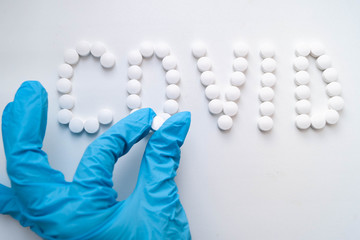 лекарства доктор раскладывает таблетки на белом фоне
