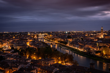 Fototapeta na wymiar Verona - Veduta notturna da Piazzale San Pietro