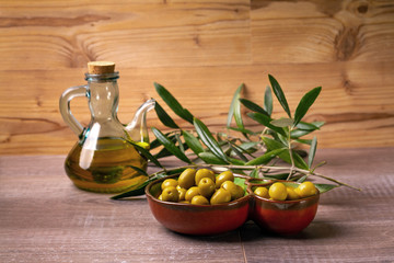 Aceitera con aceite de oliva virgen con aceitunas frescas 