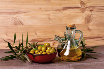 Aceitera con aceite de oliva virgen con aceitunas frescas 