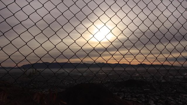 Timelapse de amanecer con reja en primer plano