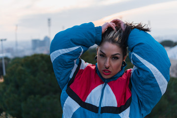 Naklejka premium Retrato de chica al exterior con el pelo suelto y chaqueta azul 