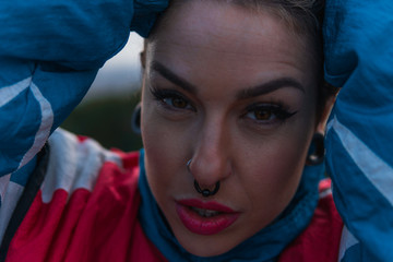 Retrato de chica al exterior con el pelo suelto y chaqueta azul 