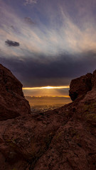 Amanecer entre rocas