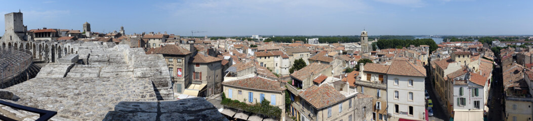 Fototapeta na wymiar Blick auf Arles, Provence