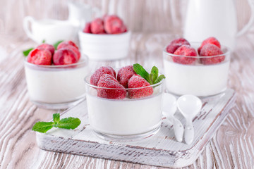 Yogurt dessert with frozen strawberries
