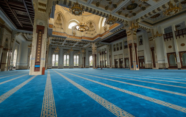Obraz premium Beautiful prayer hall interior view at Sri Sendayan Mosque, Seremban, Negeri Sembilan, Malaysia.
