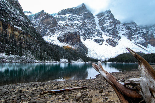Vista deslumbrante de um lago na regi&atilde;o do parque Jasper no Canada no inverno