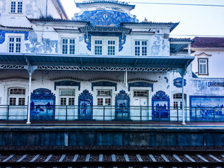 Antiga estação trem com azulejos azuis de Aveiro Portugal