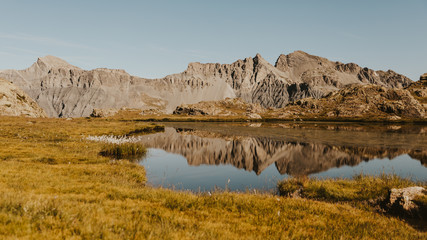 Fototapeta na wymiar Reflet des montagnes dans le Parc National du Mercantour