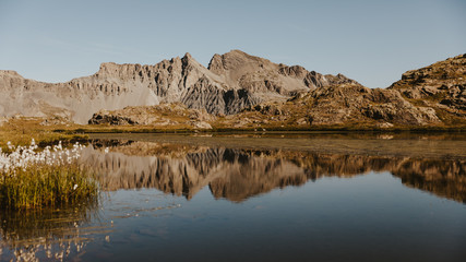 Fototapeta na wymiar Effet miroir des montagnes dans le lac - Parc National du Mercantour