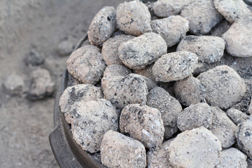 Glühende Briketts auf einem Dutch Oven