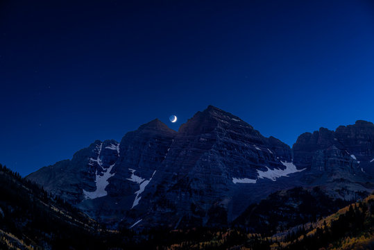 Maroon Bells Lake View In Aspen, Colorado At Dark Night With Rocky Mountain Peak And Winter Snow In October 2019 Autumn And Moon Space