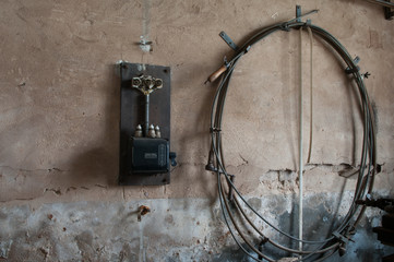 Werkzeuge und Details in einer historischen Lederprägeanstalt