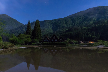 Fototapeta premium 初夏の夜、白川郷の水鏡を見に行かないかい？