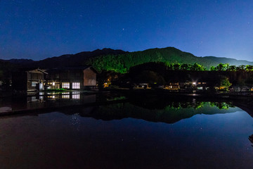 Obraz premium 初夏の夜、水鏡の白川郷を見に行かないかい？