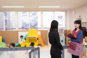 保護者と会話をする保育士