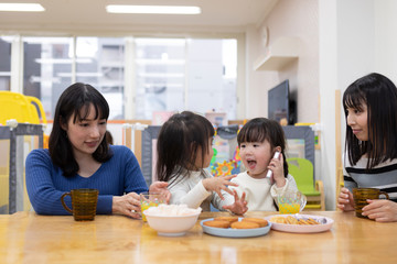 おやつを食べるこどもたち