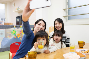 写真を撮る親子