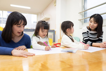 お絵かきをする子ども