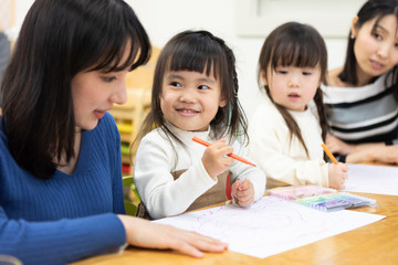 お絵かきをする子ども