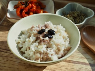 아시아 음식 콩 잡곡밥과 반찬 
