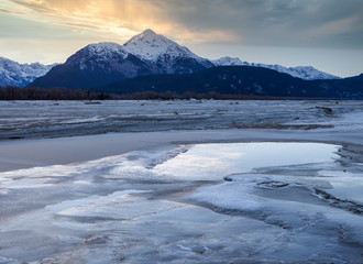 Obraz premium Chilkat river sunset with mountains