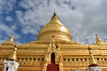 Fototapeta premium Shwezigon Pagoda in Bagan, Myanmar.