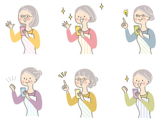 スマホ　驚く　シニア女性　エプロン