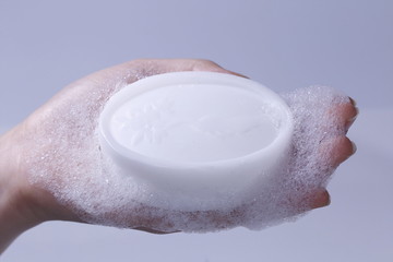 Fototapeta premium The novel coronavirus pneumonia is scientifically washed by holding a white foam on one hand, disinfecting hand soap or disinfecting soap with 75% alcohol.