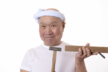 カンナの調整をする大工