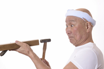 カンナの調整をする大工
