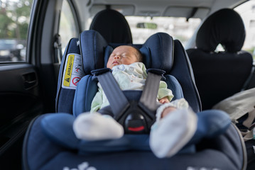 ベビーシートで眠る赤ちゃん