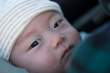 抱っこ紐で抱かれた赤ちゃん