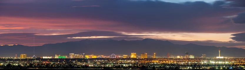 Gordijnen Zonsondergangrood nagloeien over de beroemde strip van Vegas © Kit Leong
