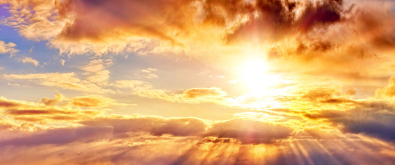 dramatischer Sonnenuntergang Himmel Landschaftshintergrund natürliche Farbe des abendlichen Wolkengebildes Panorama mit untergehenden Sonnenstrahlen, die Wolken hervorheben Ultra breiter Panoramablick