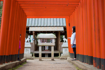 神社で遊んでいる子供姉妹