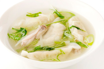 鶏手羽中入りスープ水餃子