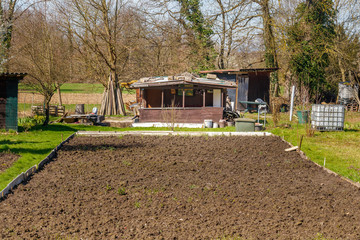 Gemüsebeet  mit kleinen Gartenhütten