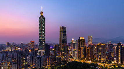 Fototapeta premium Tajwan panoramę miasta o zmierzchu, piękny zachód słońca w Tajpej, panoramę miasta i wieżowiec Tajwanu, wieżowiec i inne nowoczesne budynki w centrum miasta, popularna miejscowość turystyczna w Tajpej.
