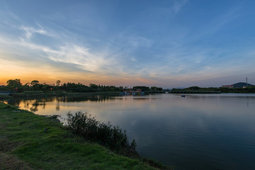 The lake at dusk reflects the scenery by the lake