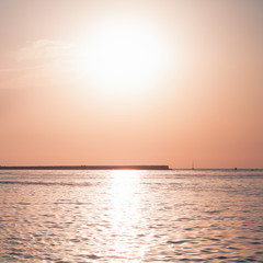 Obraz premium Cloudy evening sky, horizon and seawater