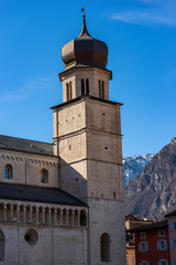 Obraz premium Closeup of the San Vigilio Cathedral (Duomo di Trento, 1212-1321) with the bell tower. In the background the Alps in winter, Trento, Trentino-Alto Adige, Italy, Europe