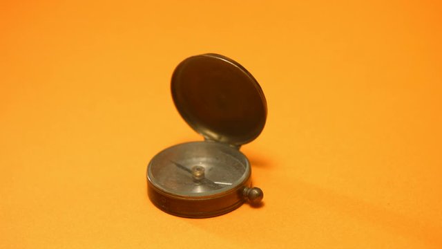 Boussole sur fond orange