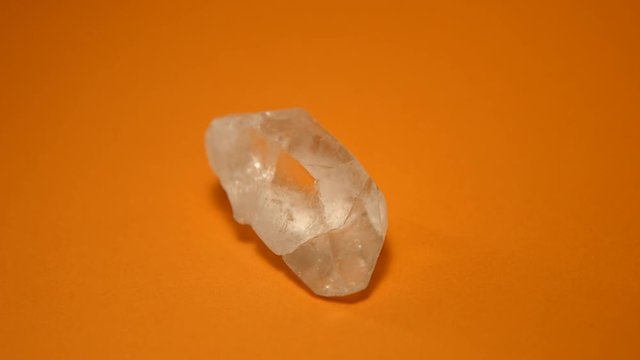 Cristal sur fond orange