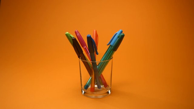 Pot &agrave; stylos sur fond orange