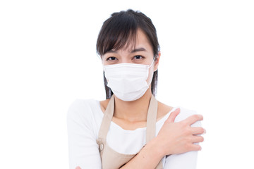 寒さに震えるマスクをした主婦