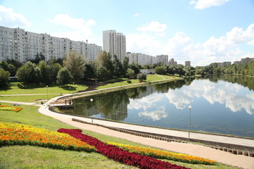 Obraz premium Mazilovsky Pond in Moscow near the Pionerskaya metro station. Photo: 2013.